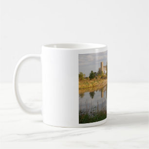 Schöne Farm reflektiert im Teich Kaffeetasse