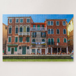 Schöne Fassade eines Palastes in Venedig, Italien
