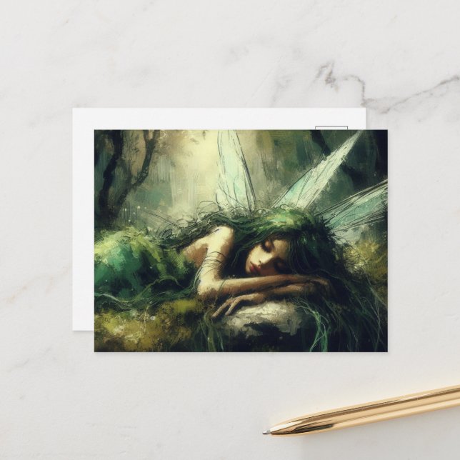 Schöne Fee schläft auf einem Moosgeflecht im Wald Postkarte (Vorderseite/Rückseite Beispiel)