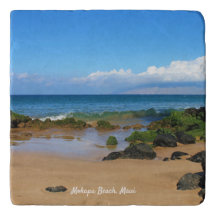Schöne Felsen auf einem Maui-Strand Trivet