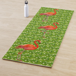 Schöne Flamingos und weiße Blumen auf Grün Yogamatte