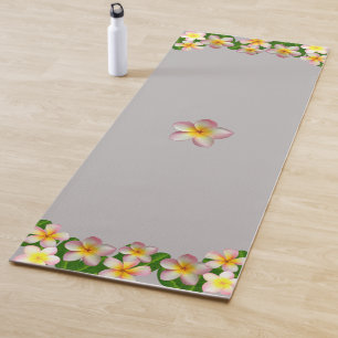 Schöne Frangipani-Blume auf Light Silver Gray Yogamatte