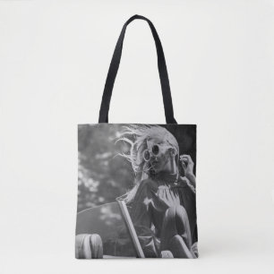 Schöne Frau in Cabriolet Tasche