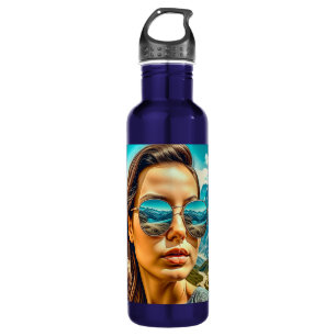 Schöne Frau in Sonnenbrille Reflectoine Edelstahlflasche
