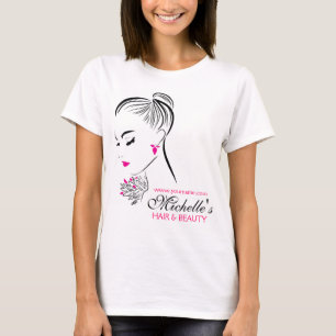 Schöne Frau mit dem rosa Ohrringeinbrennen T-Shirt