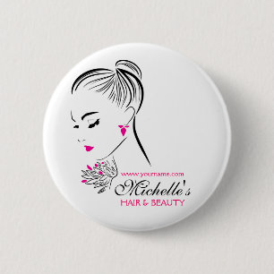 Schöne Frau mit rosa Ohrringen und Branding Button