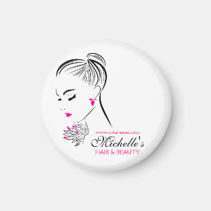 Schöne Frau mit rosa Ohrringen und Branding Magnet