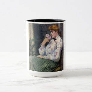 Schöne Frau riecht an Blumenduft (Träumerei) Zweifarbige Tasse