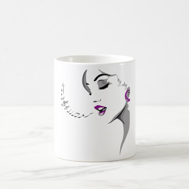 Schöne Frau singt Kaffeetasse (Mittel)