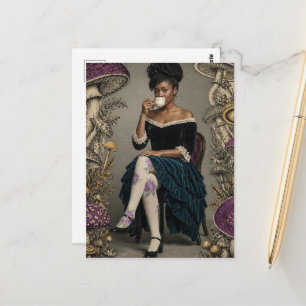 Schöne Frau trinkt Tee violette Pilze Postkarte