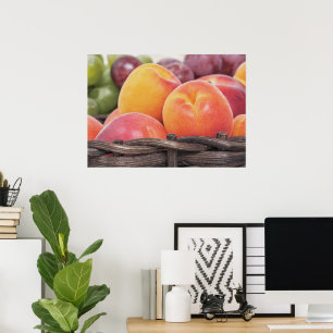 Schöne frische Früchte in einem Korb Poster