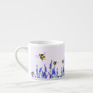 Schöne Frühlingsblumen und Bienen fliegen  Espressotasse