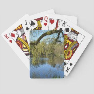 Schöne Frühlingsweiden am Wasserteich. Spielkarten