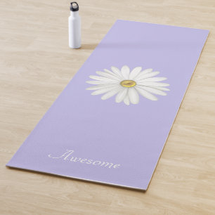 Schöne Gänseblümchen-Blume auf hellblauem Immergrü Yogamatte