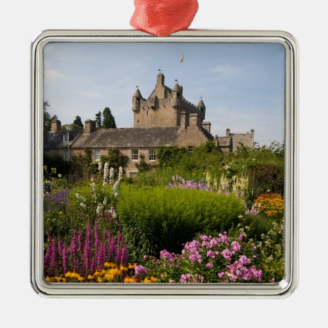 Schöne Gärten und berühmtes Schloss in Schottland Silbernes Ornament (Vorne)