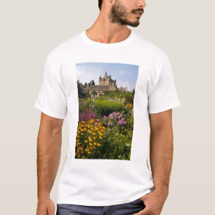 Schöne Gärten und berühmtes Schloss in Schottland T-Shirt