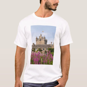 Schöne Gärten und berühmtes Schloss in Schottland  T-Shirt