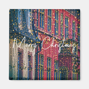 Schöne Gebäude in Weihnachtsbeleuchtung bedeckt Magnet