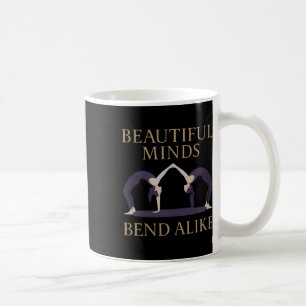 Schöne Geister beugen sich gleich Yoga-Partner-Des Kaffeetasse