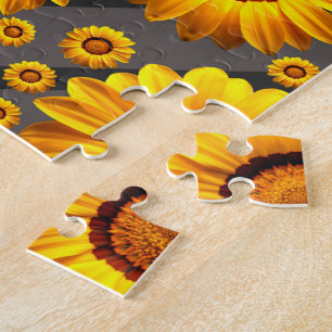 Schöne gelbe Blumen auf grauen, schwarzen Streifen