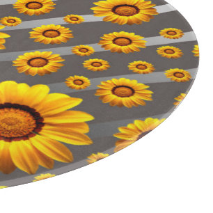 Schöne gelbe Blumen auf grauen, silbernen Streifen Schneidebrett