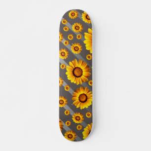 Schöne gelbe Blumen auf grauen, silbernen Streifen Skateboard