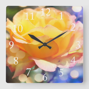 Schöne gelbe Rosenrose-Blume. Floral Fine Art. Quadratische Wanduhr