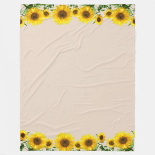 Schöne gelbe Sonnenblumen auf hellbeigem Hintergru Fleecedecke