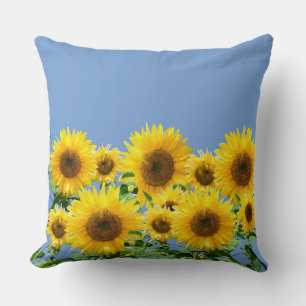 Schöne gelbe Sonnenblumen auf Himmelblau Kissen