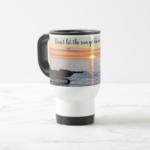 Schöne Golden Sunset on Ocean Anger Bible Verse Reisebecher
