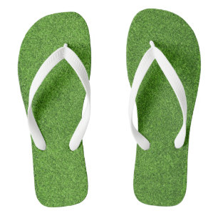Schöne grüne Grasstruktur vom Golfplatz Flip Flops