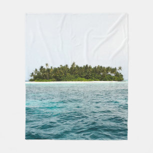 Schöne grüne Insel im Meer Fleecedecke