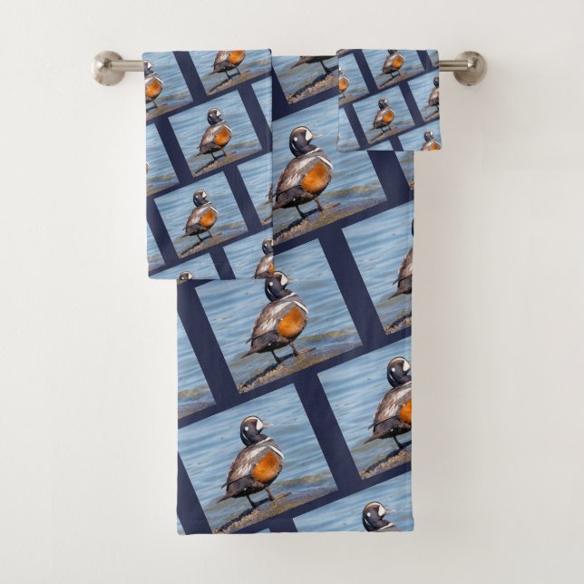 Schöne Harlequin-Ente am Felsen Badhandtuch Set (Insitu)