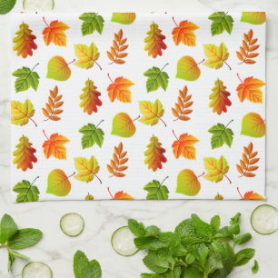 Schöne Herbstblätter auf Weiß Geschirrtuch