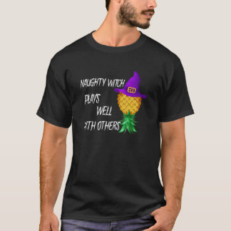 Schöne Hexe spielt gut mit anderen auf dem Kopf T-Shirt