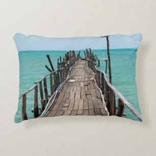 Schöne Holzbrücke mit blauem Meer im Hintergrund i Dekokissen