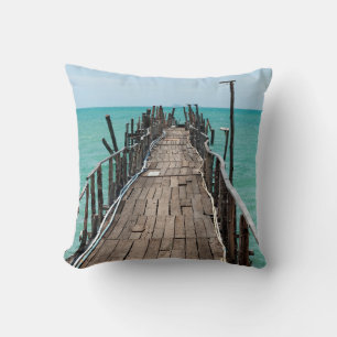 Schöne Holzbrücke mit blauem Meer im Hintergrund i Kissen