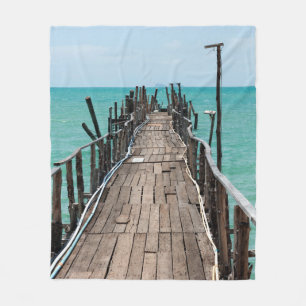 Schöne Holzbrücke mit blauem Meereshintergrund im  Fleecedecke
