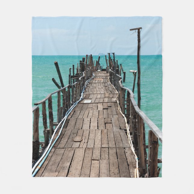 Schöne Holzbrücke mit blauem Meereshintergrund im  Fleecedecke (Vorderseite)