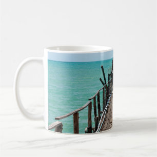 Schöne Holzbrücke mit blauem Meereshintergrund im Kaffeetasse