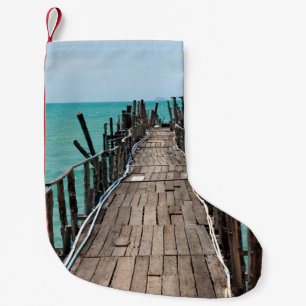 Schöne Holzbrücke mit blauem Meereshintergrund im Kleiner Weihnachtsstrumpf