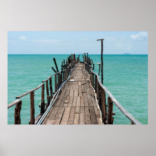 Schöne Holzbrücke mit blauem Meereshintergrund im Poster