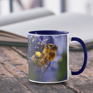 Schöne Honeybee auf der California Lilac Tasse