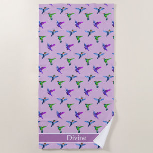 Schöne Hummingbirds auf Violet Strandtuch