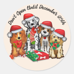 Schöne Hunde eröffneten ihre Weihnachtsgeschenke Runder Aufkleber