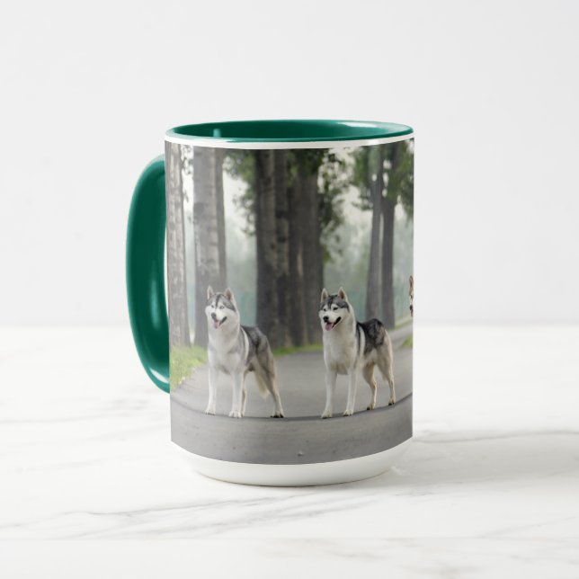 Schöne Husky-Hunde auf einem Naturlehrpfad Tasse (Vorderseite Links)