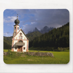 Schöne isolierte einsame Kirche namens Rainui Mousepad