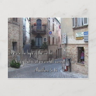 Schöne italienische Dorfstraße mit Schriftzug Postkarte