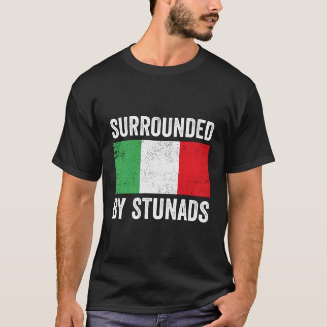 Schöne italienische Geschenke umgeben von Stunads  T-Shirt (Vorderseite)