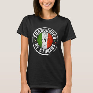 Schöne italienische Handgestalt umgeben von Stunad T-Shirt